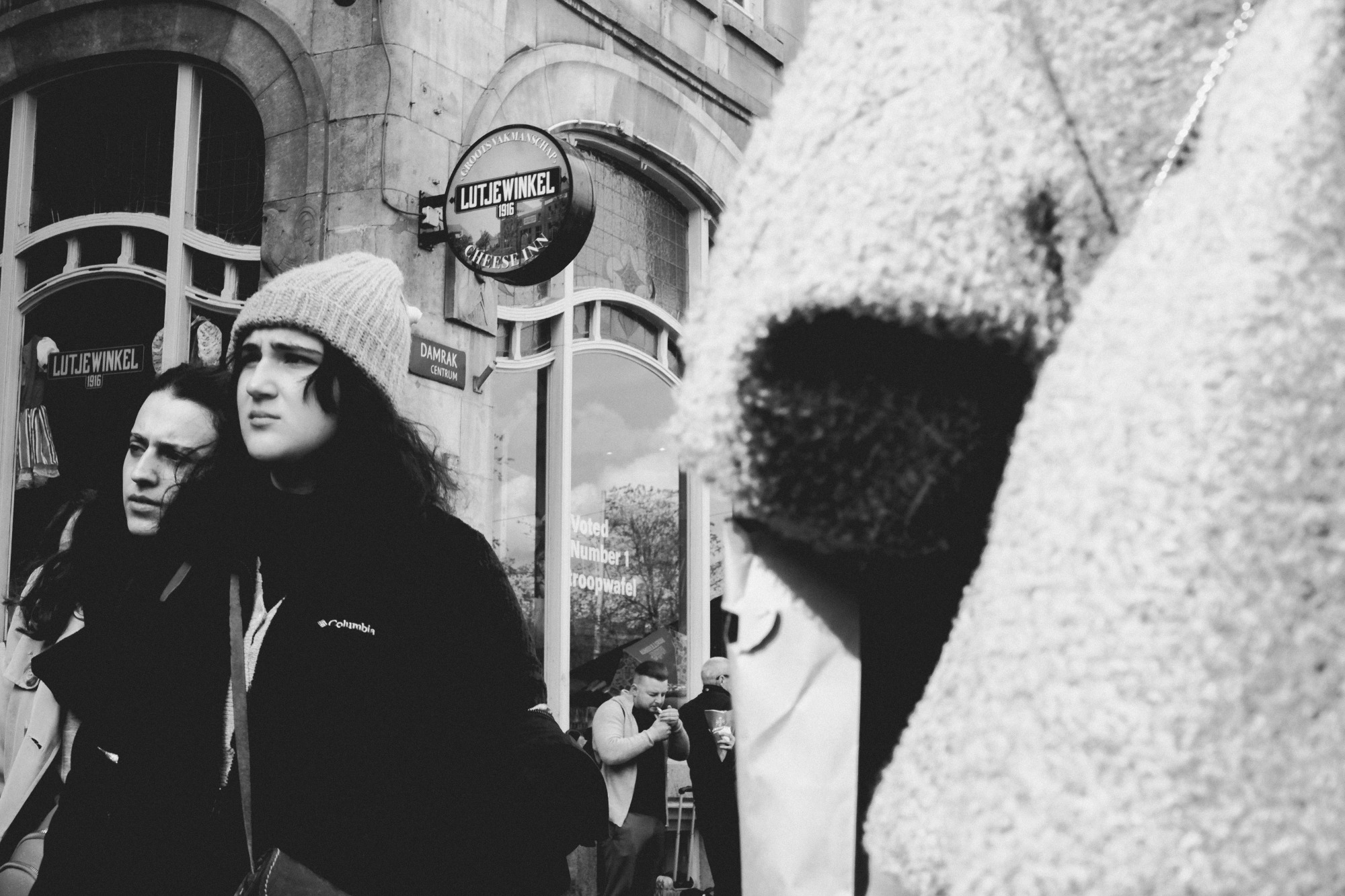 2024-04-26 - xt15-45 - bw - NL - Amsterdam - People walking