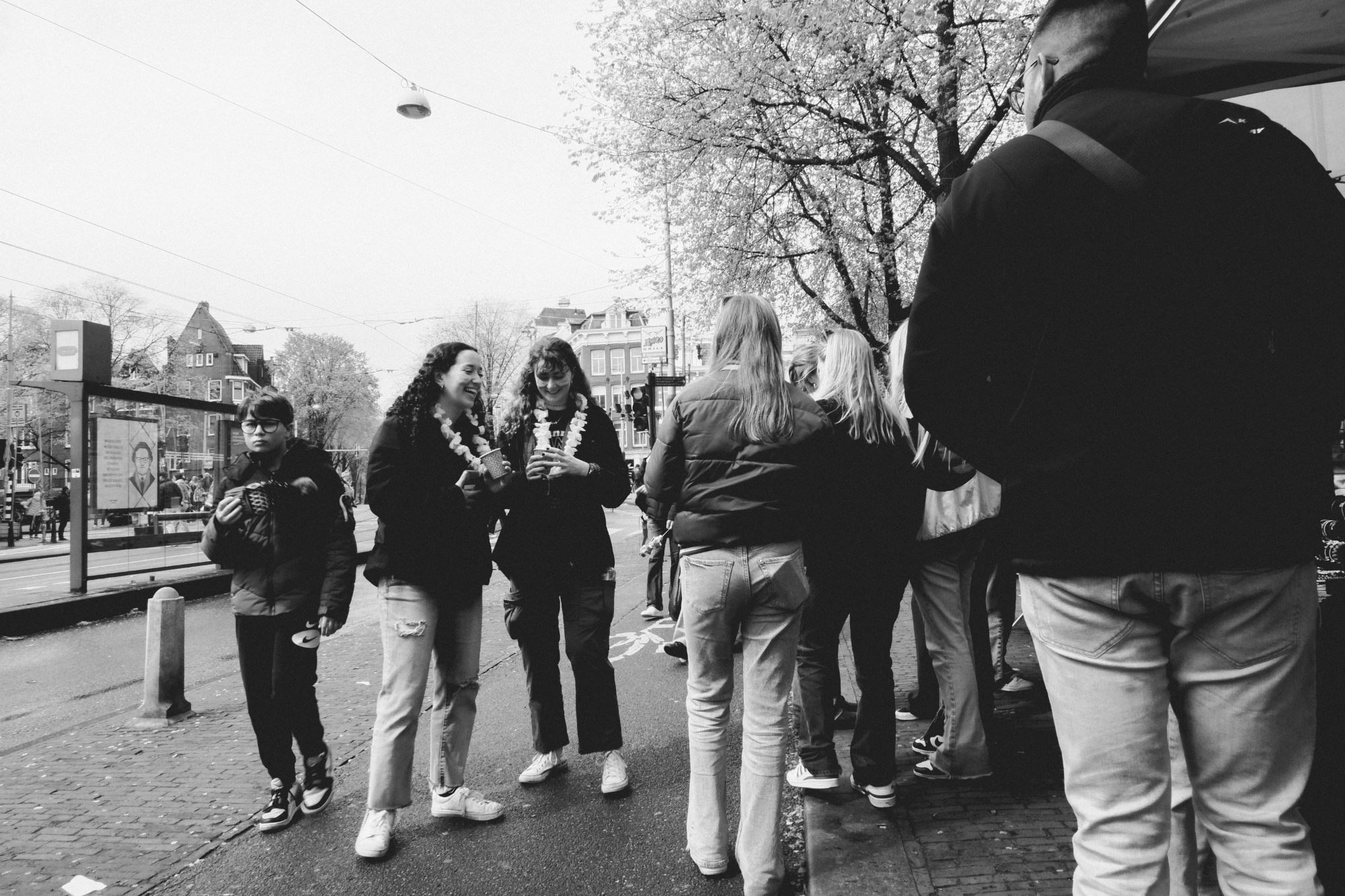 2024-04-26 - xt15-45 - bw - NL - Amsterdam - People with garlands on their necks