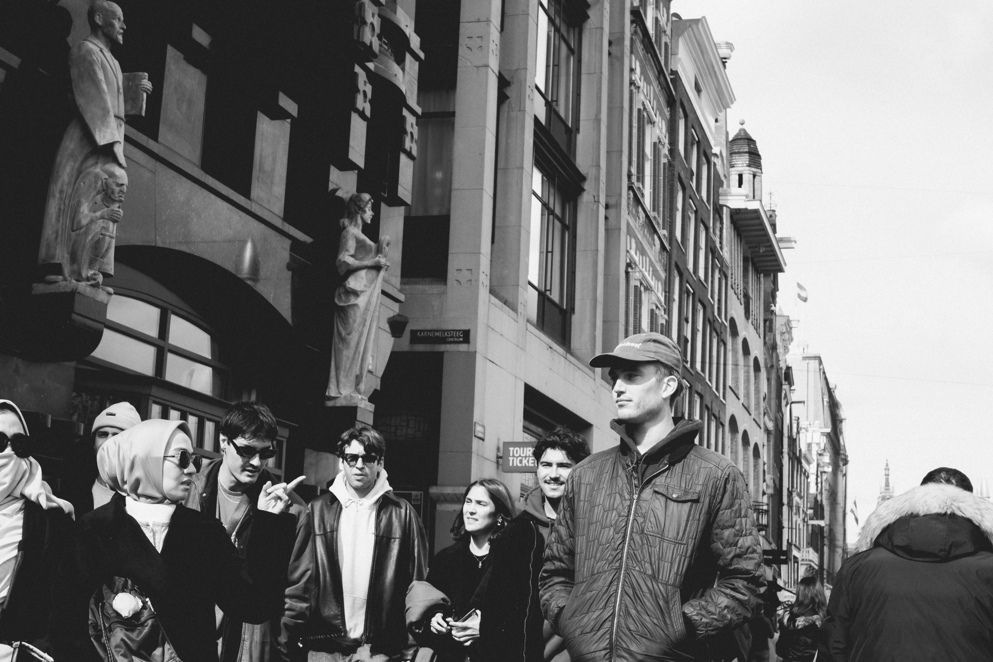 2024-04-26 - xt15-45 - bw - NL - Amsterdam - Person pointing