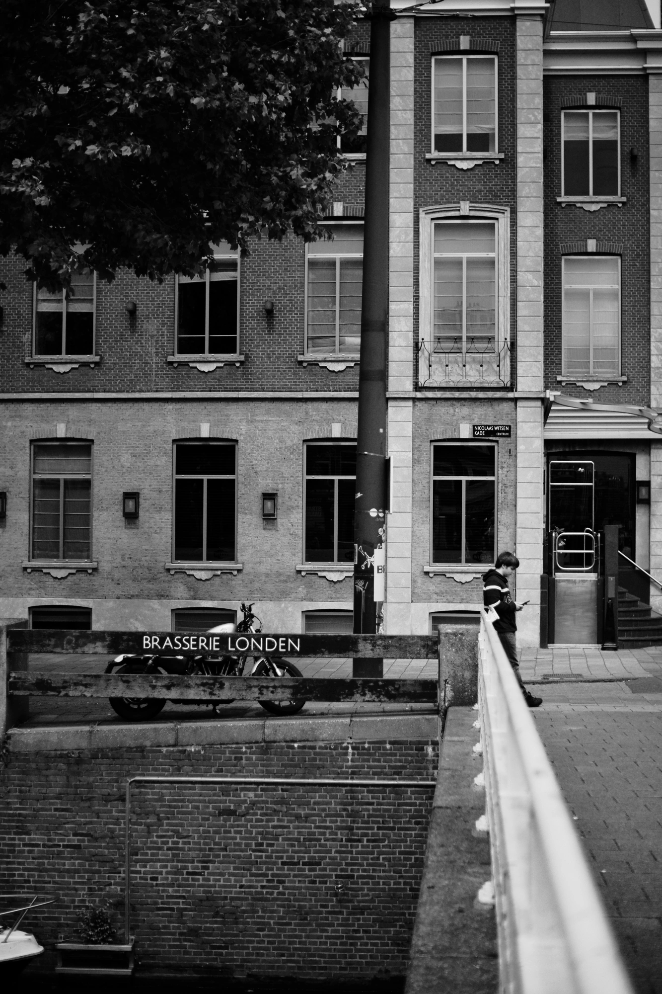 2024-05-25 - xt35 - bw - NL - Person leaning against railing