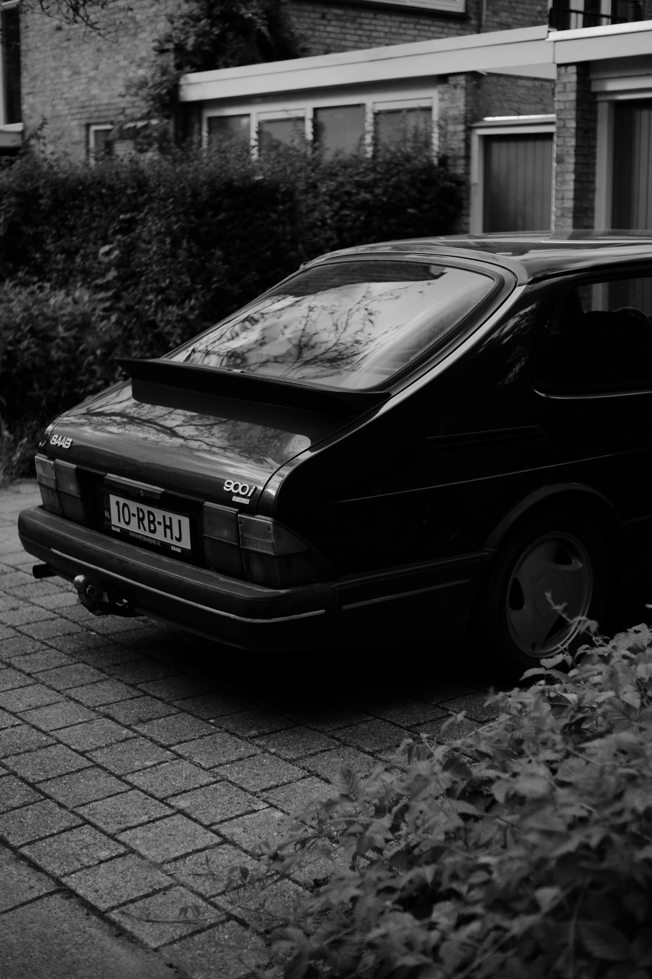 2024-06-17 - xt35 - bw - NL - Old Saab parked