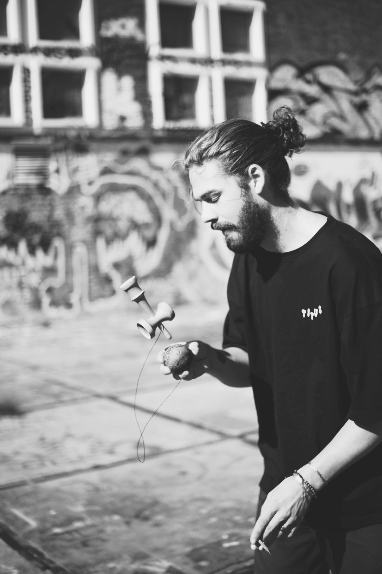 2024-09-27 - xt35 - bw - NL - Amsterdam - Person playing with kendama