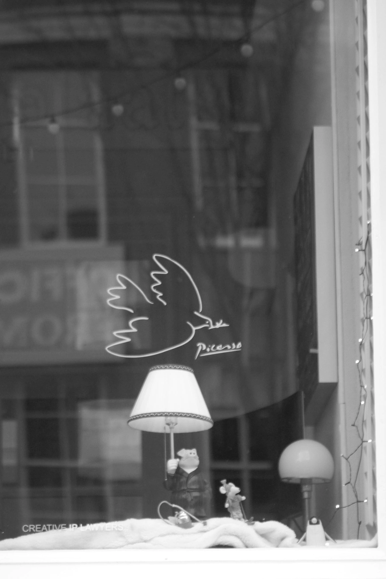 2026-01-02 - xt35 - bw - NL - Den Haag - Bird image on window