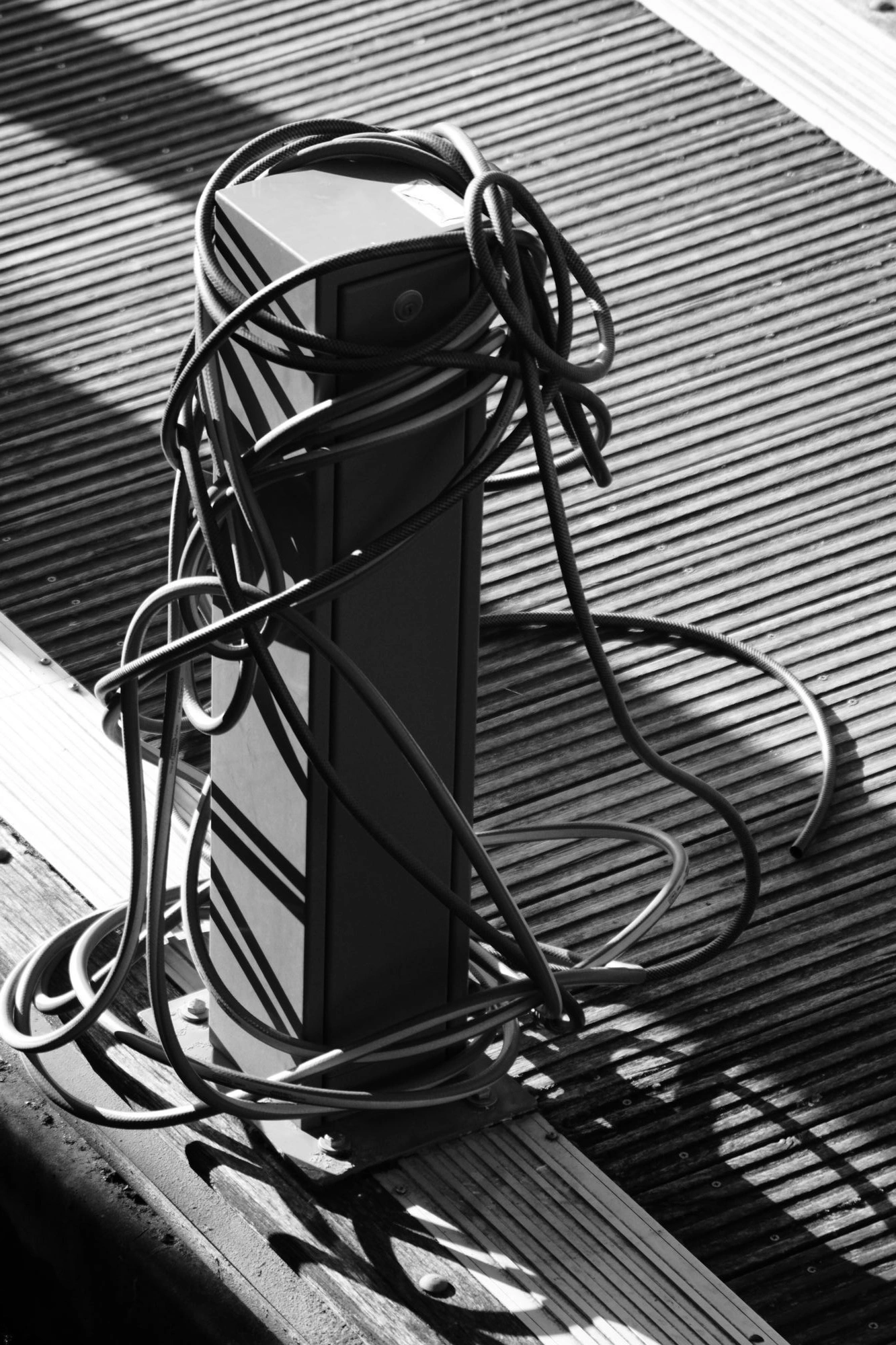 2026-02-08 - xt35 - bw - NL - Den Haag - Pipes tied around post on dock