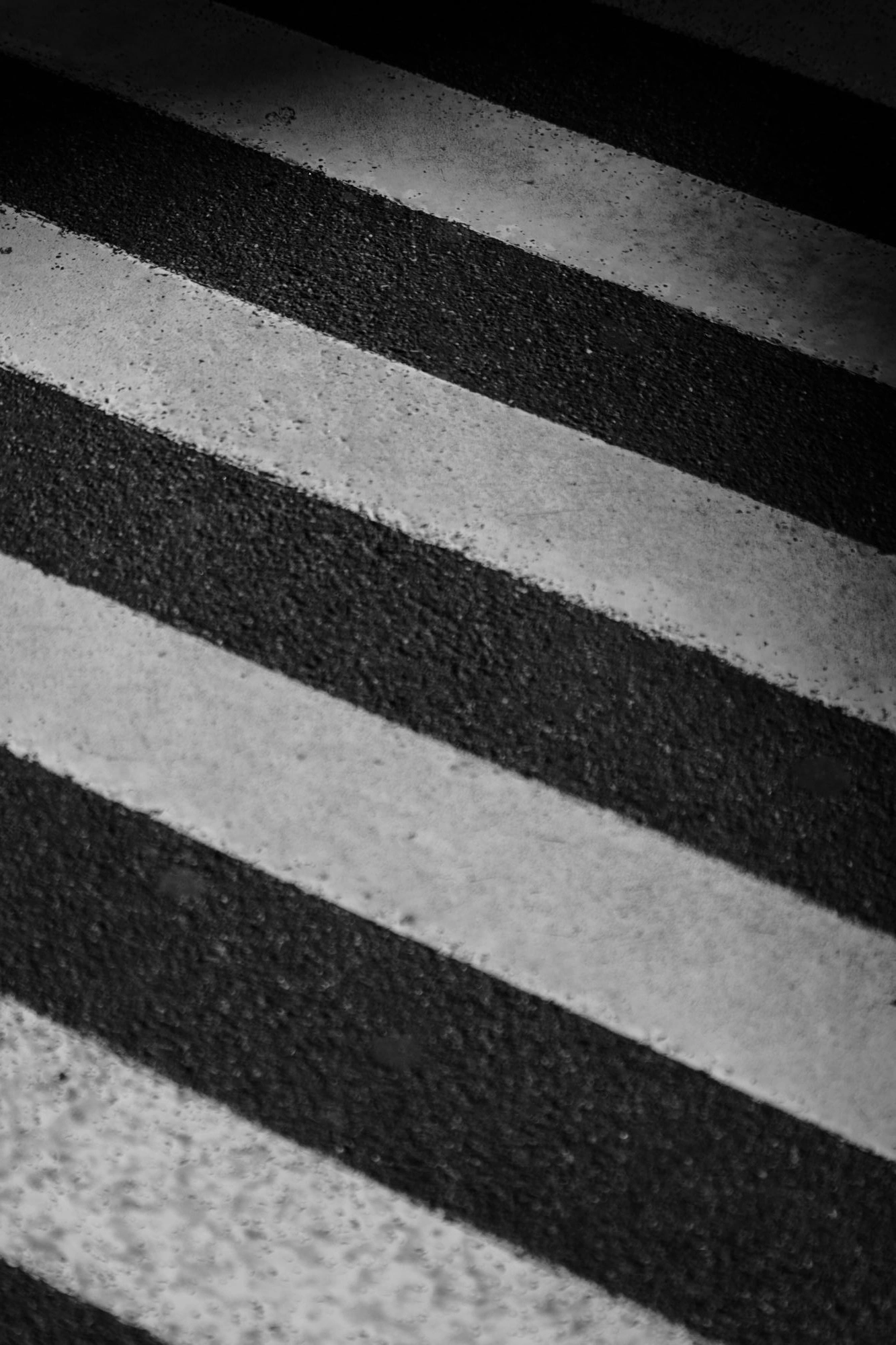 2026-02-08 - xt35 - bw - NL - Den Haag - Street crossing