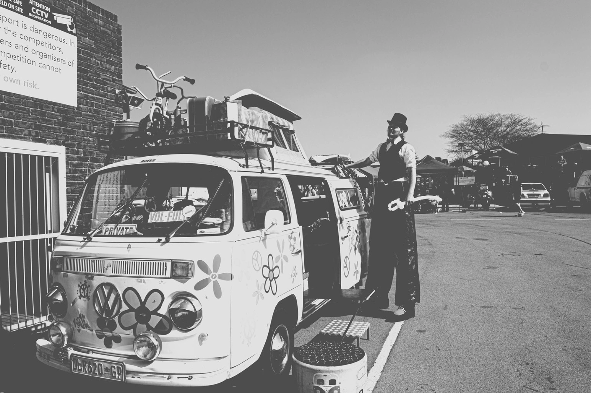 2019-07-27 - n18-55 - bw - ZA - Zwartkops Raceway - Clown standing beside a VW van
