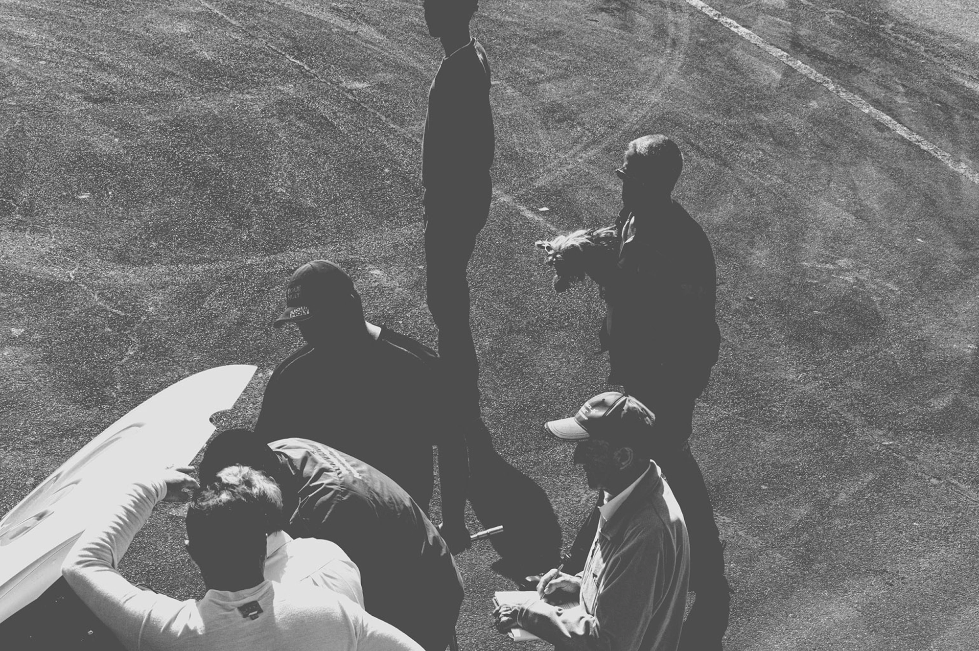 2019-07-27 - n18-55 - bw - ZA - Zwartkops Raceway - People looking into open car bonnet