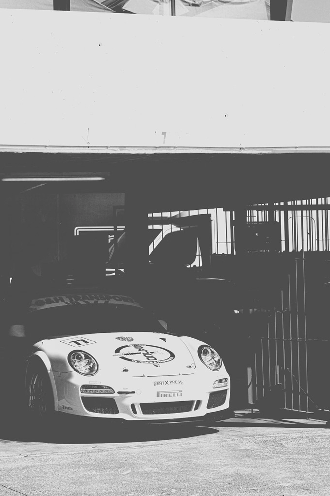 2019-07-27 - n18-55 - bw - ZA - Zwartkops Raceway - Porsche in garage