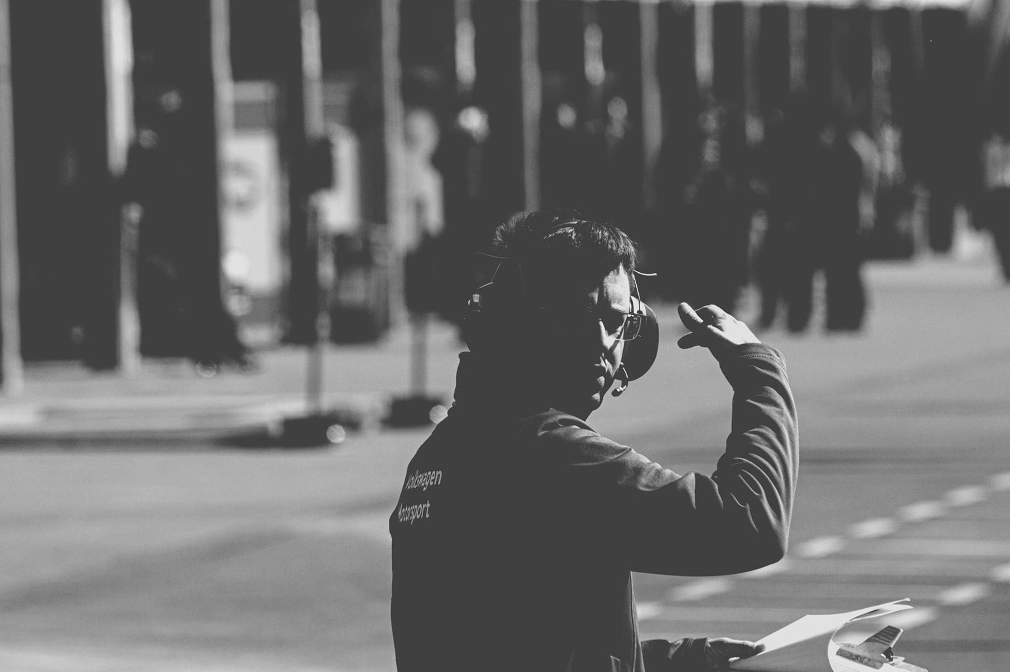 2019-07-27 - n18-55 - bw - ZA - Zwartkops Raceway - Race official blocking sun from face