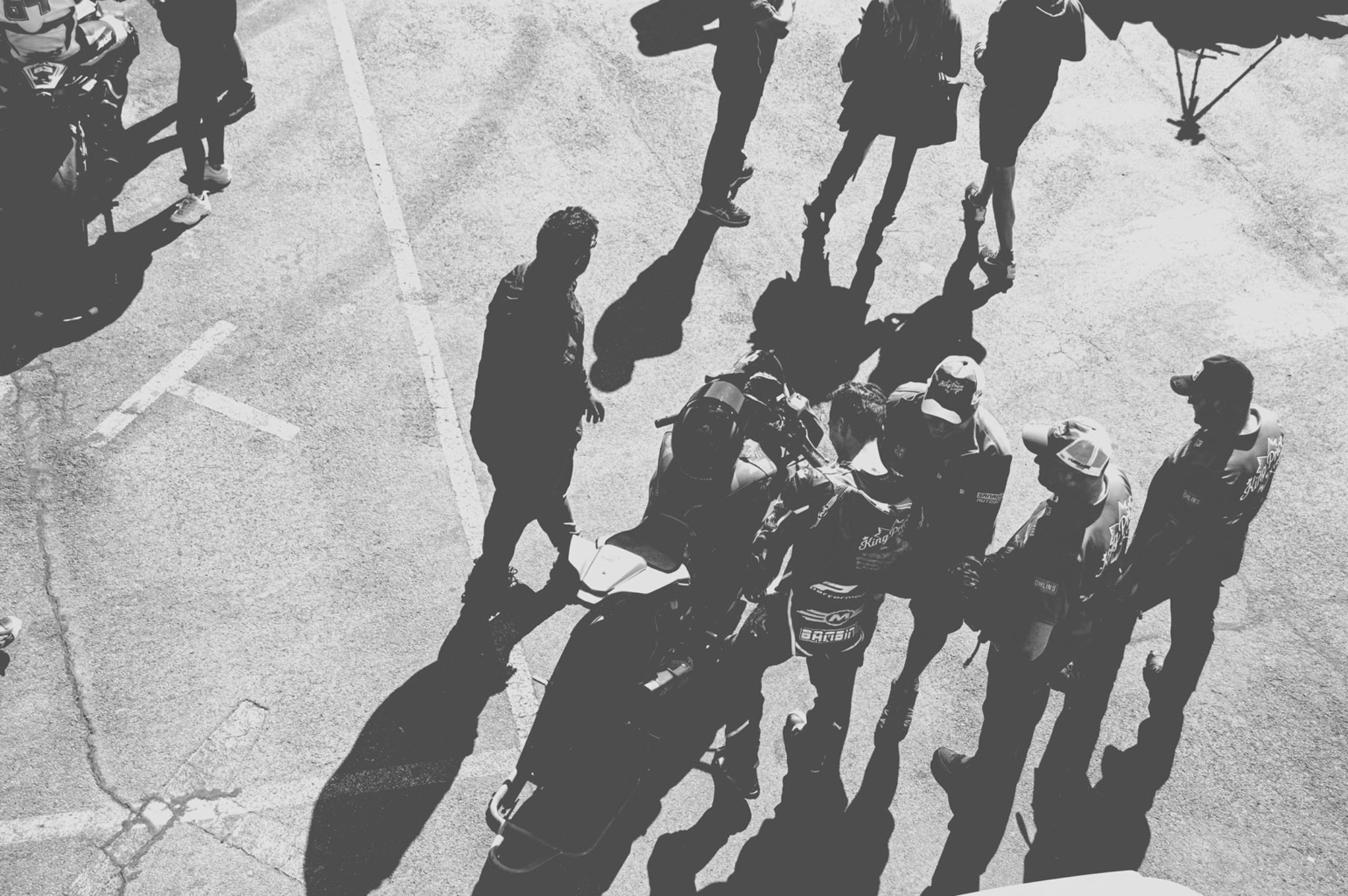 2019-07-27 - n18-55 - bw - ZA - Zwartkops Raceway - Race team surrounding motor bike