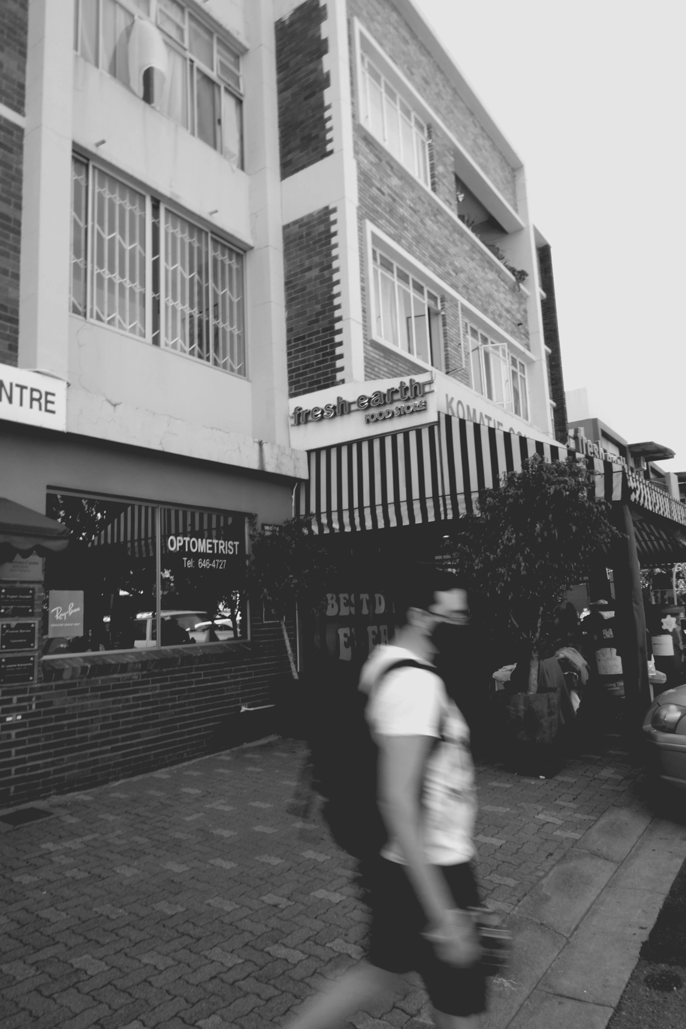 2021-11-07 - xt15-45 - bw - ZA - Emmerentia, Johannesburg - A blurry Logan