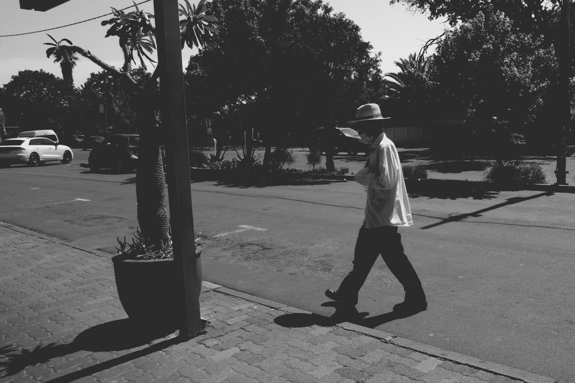 2021-11-07 - xt15-45 - bw - ZA - Emmerentia, Johannesburg - Man with fedora
