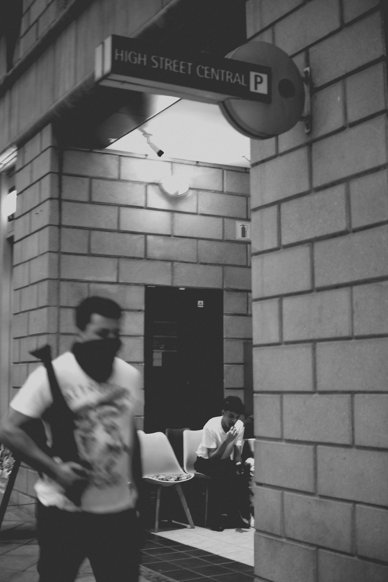 2021-12-04 - xt15-45 - bw - ZA - Melrose Arch, Johannesburg -  Man with gun
