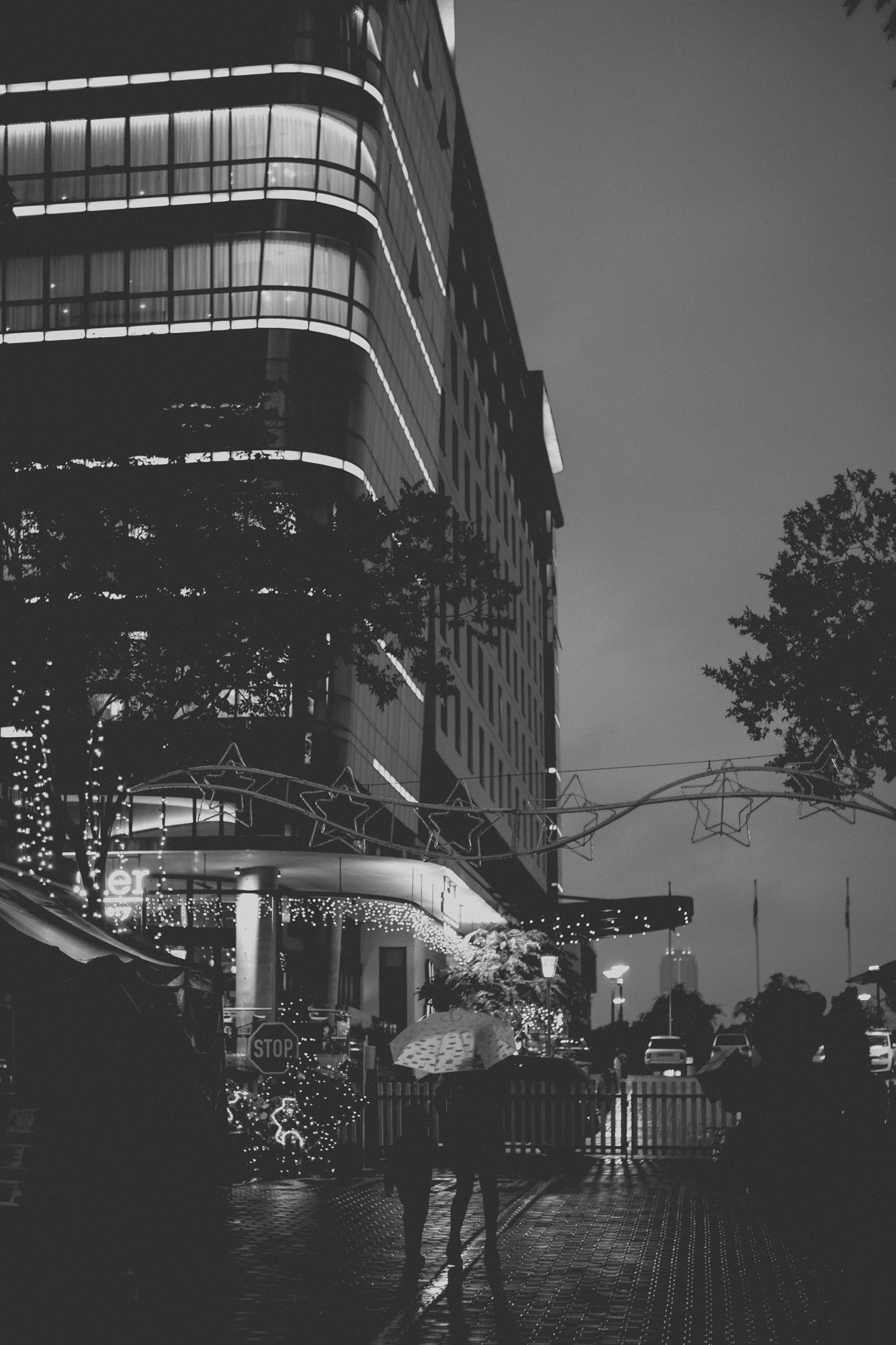 2021-12-04 - xt15-45 - bw - ZA - Melrose Arch, Johannesburg -  Mother and child walking in the rain