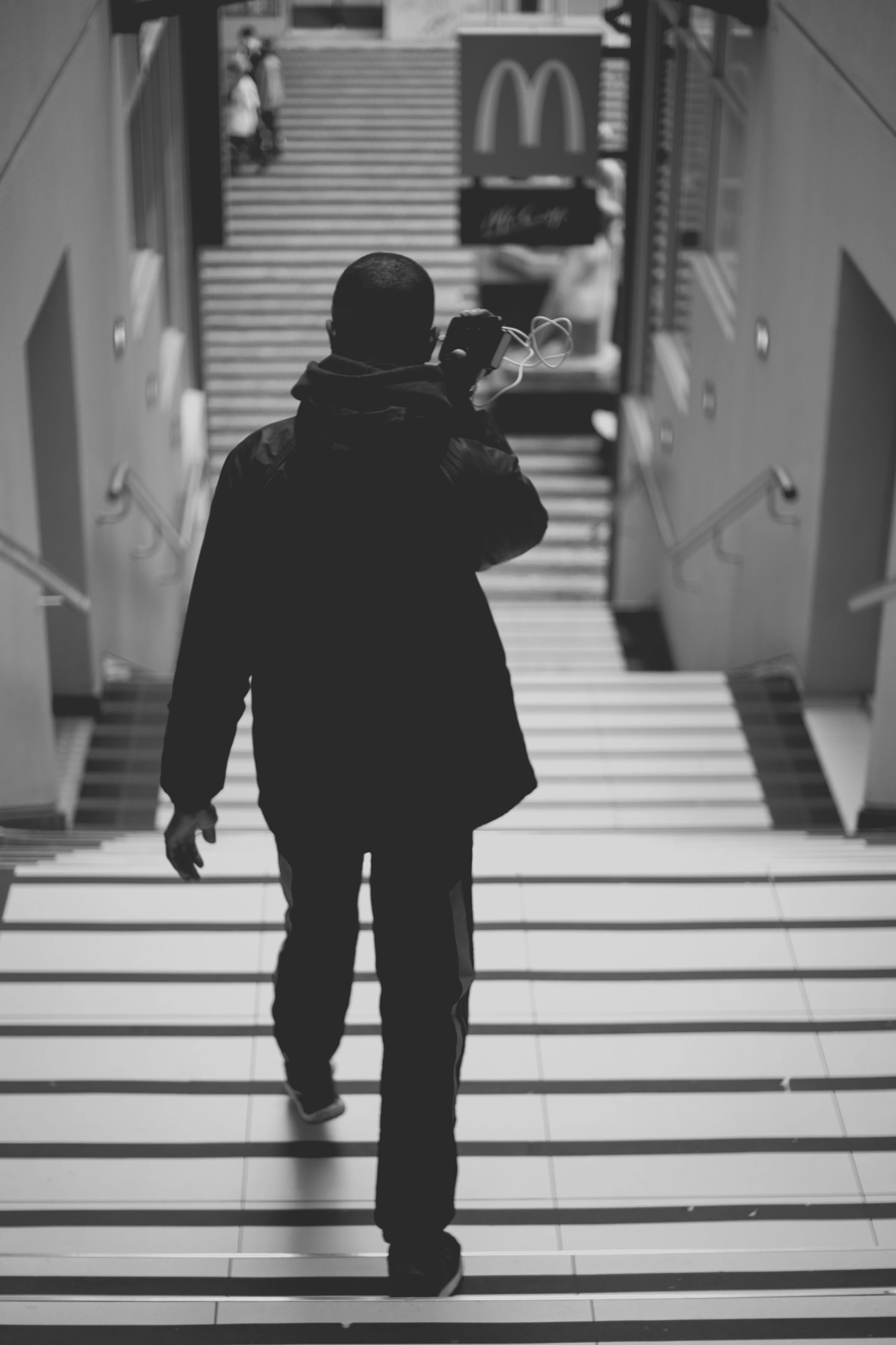 2021-12-19 - xt35 - bw - ZA - Rosebank, Johannesburg - Man walking down stairs