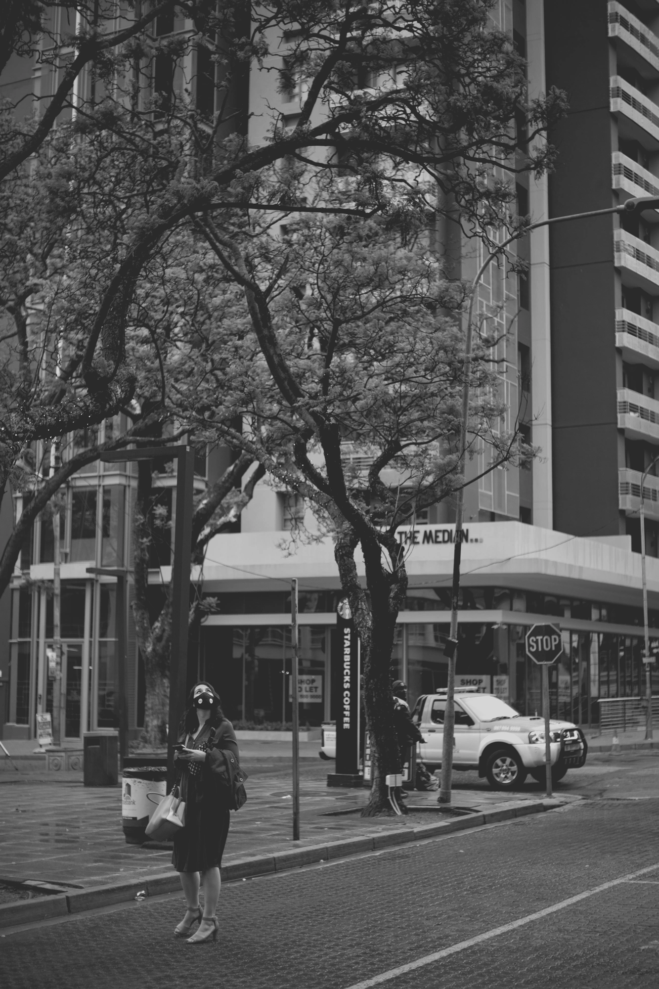 2021-12-19 - xt35 - bw - ZA - Rosebank, Johannesburg - Person looks up with building in the background