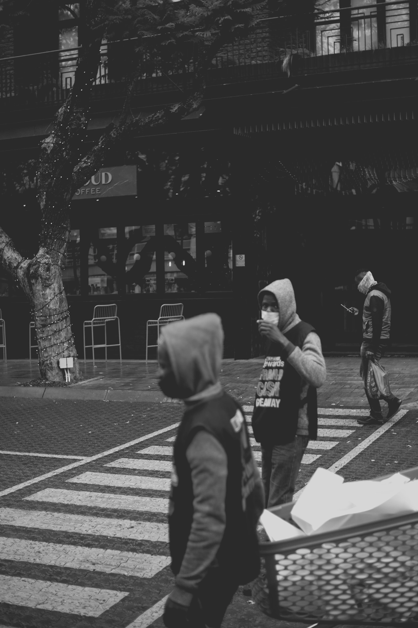 2021-12-19 - xt35 - bw - ZA - Rosebank, Johannesburg - Workers crossing road