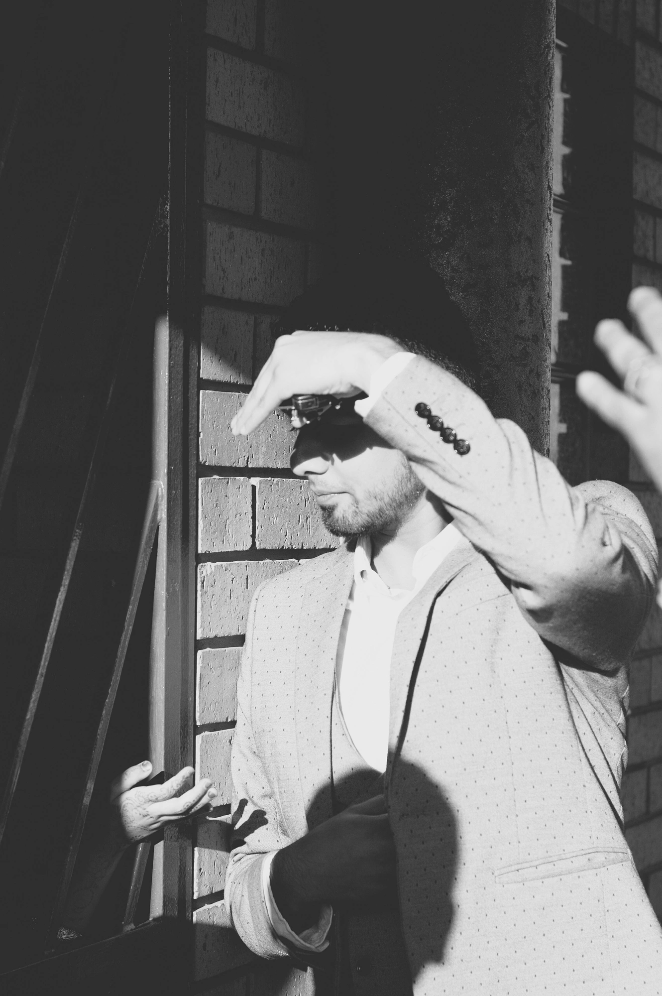 2019-12-01 - n50 - bw - ZA - Pretoria - Person at gate with hands coming through it