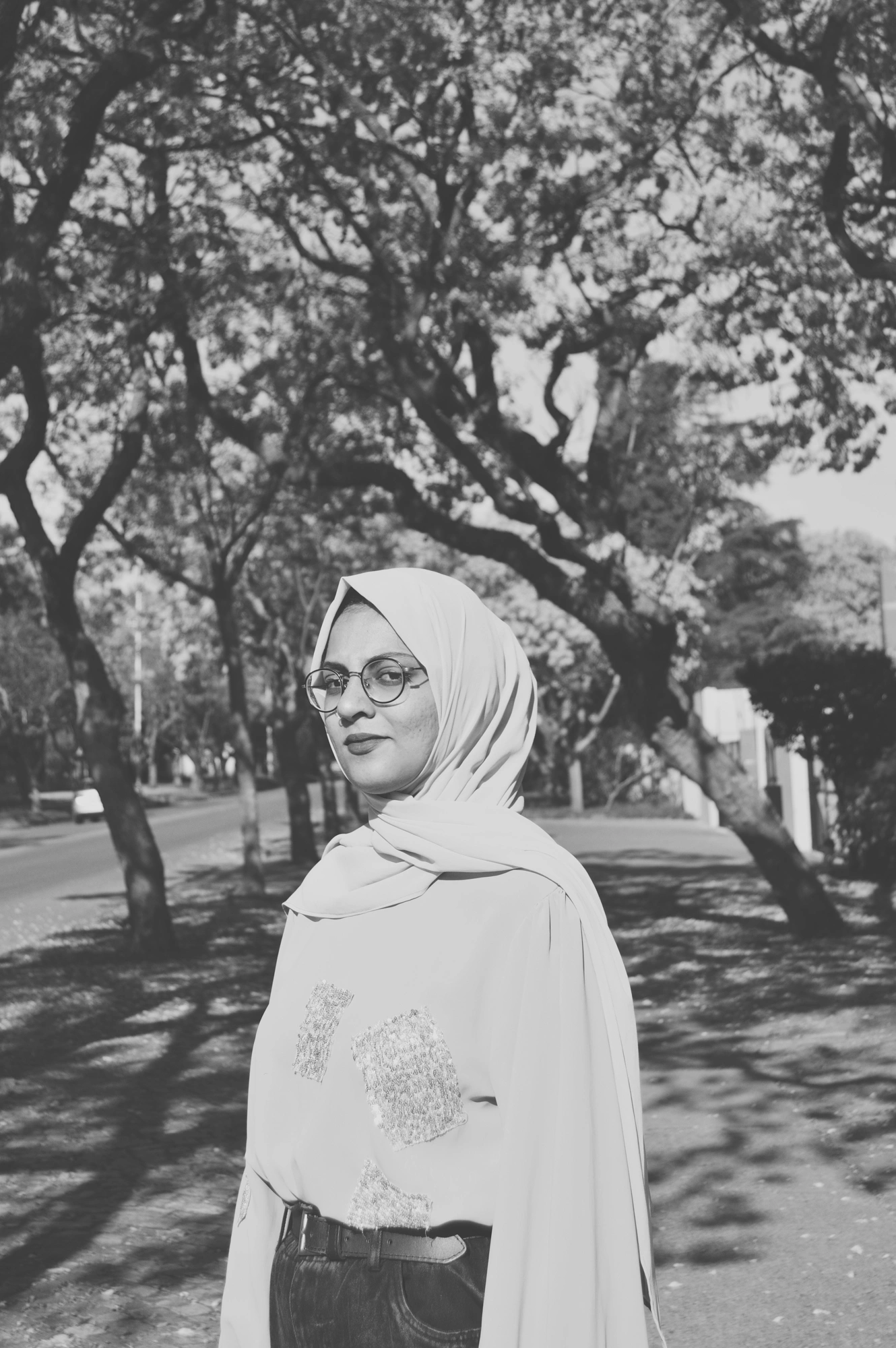 2021-10-17 - n18-55 - bw - ZA - Pretoria - Zahrah in under the Jacarandas