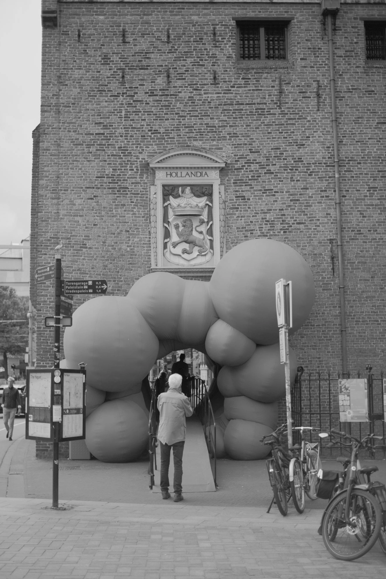 2026-06-14 - Blow-up Jubilee - Den Haag - Tunnel by Steve Messam.j