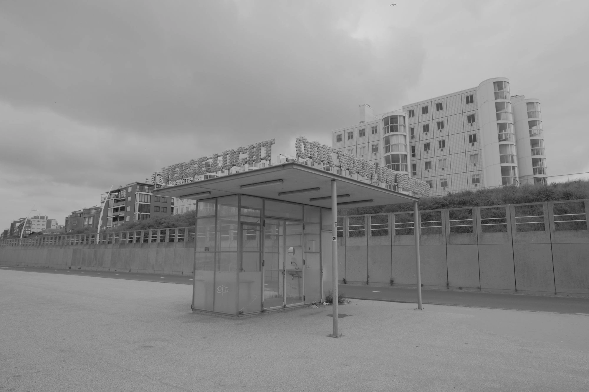 2026-07-18 - Scheveningen - Abandoned booth of some kind.J