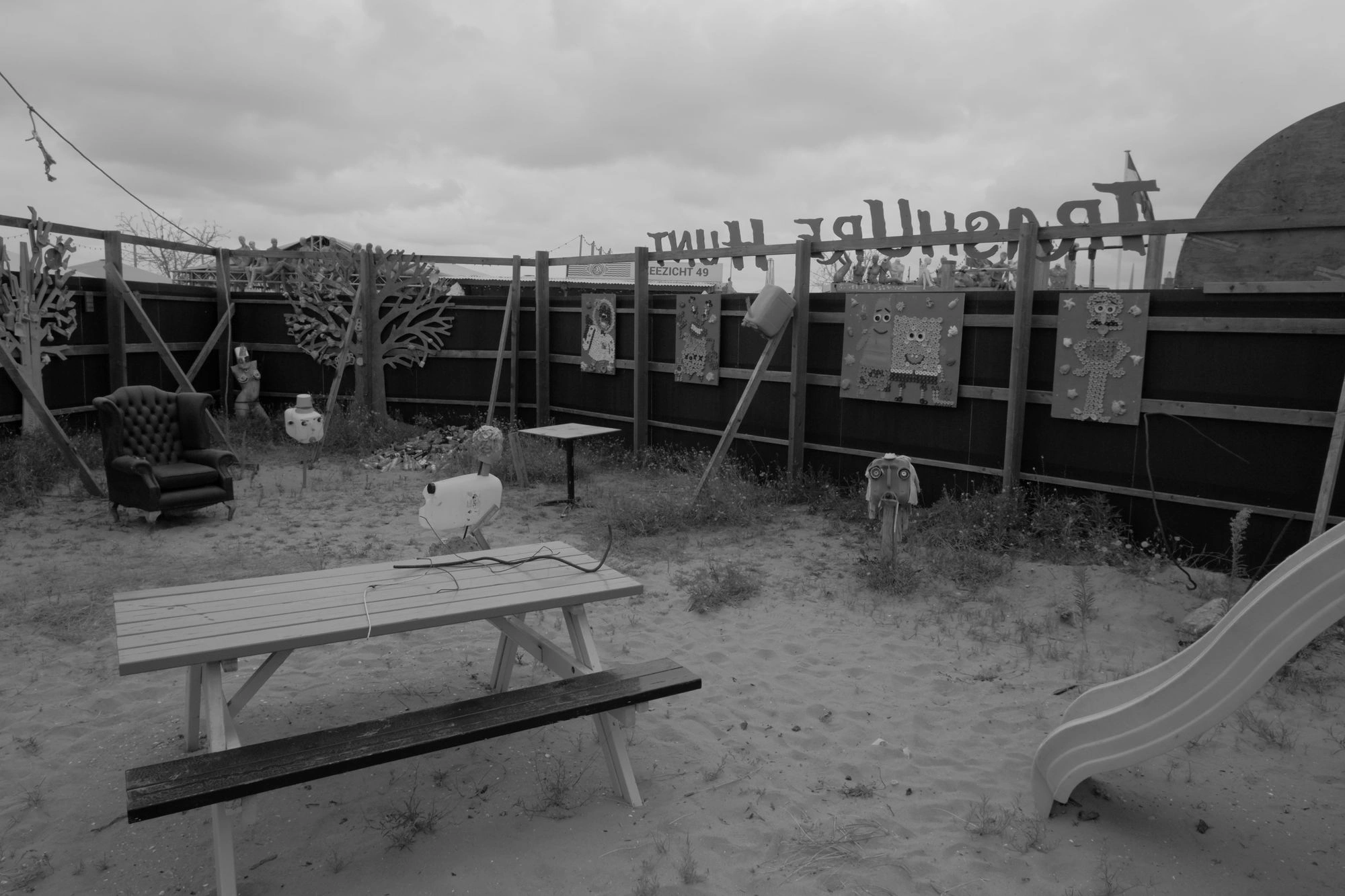 2026-07-18 - Scheveningen - Abandoned park on beach with weird sculptures around it.J