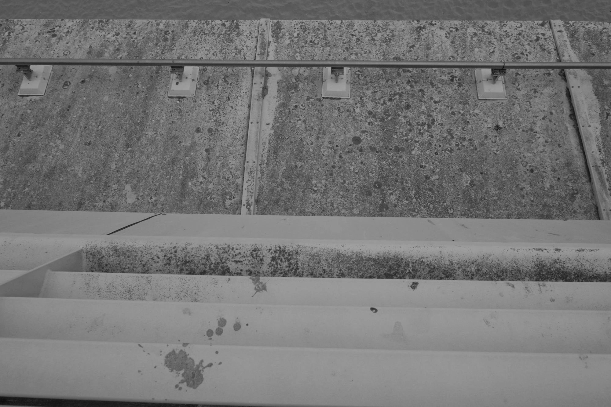 2026-07-18 - Scheveningen - Concrete on side of pier.J