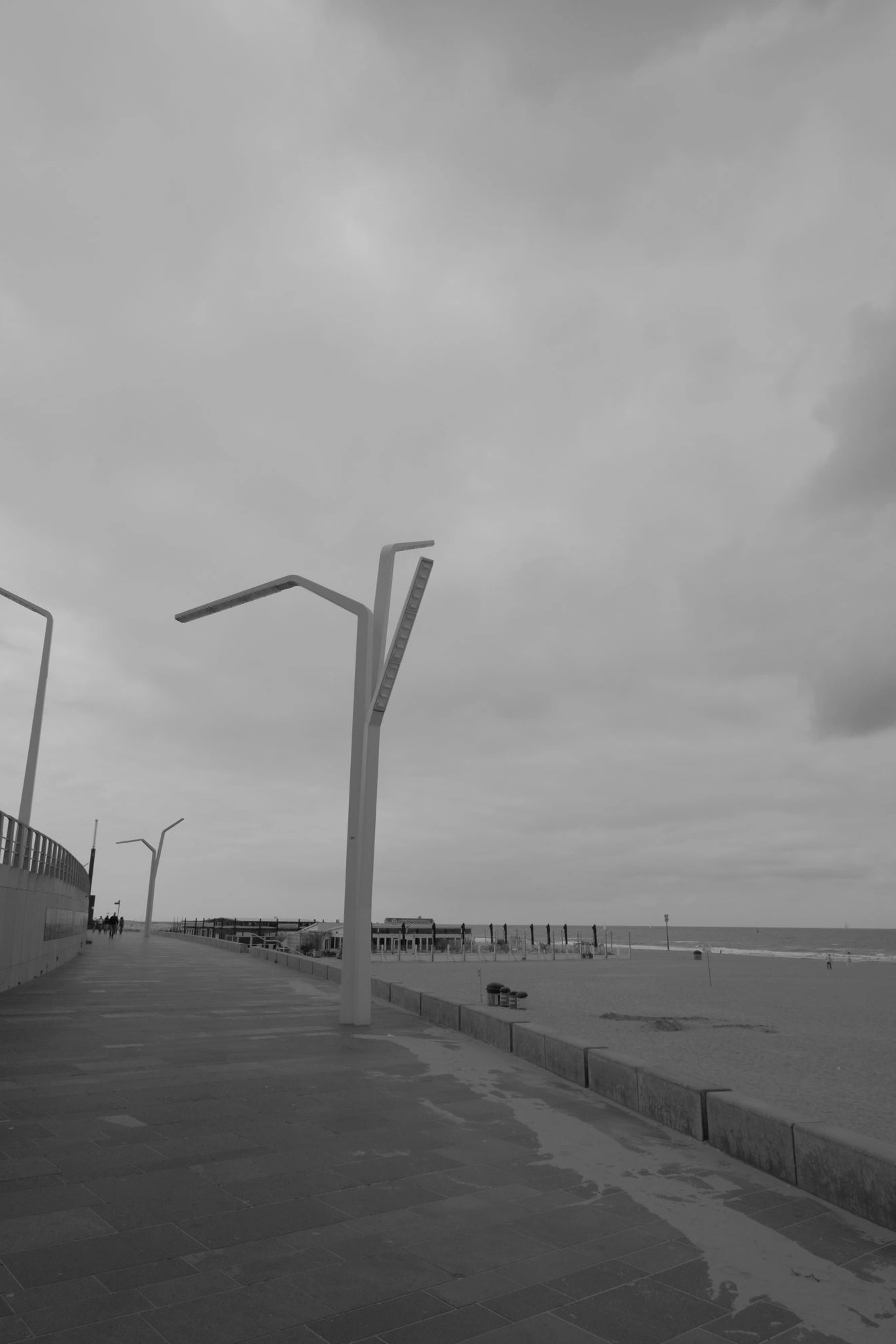 2026-07-18 - Scheveningen - Light posts along beachside.J