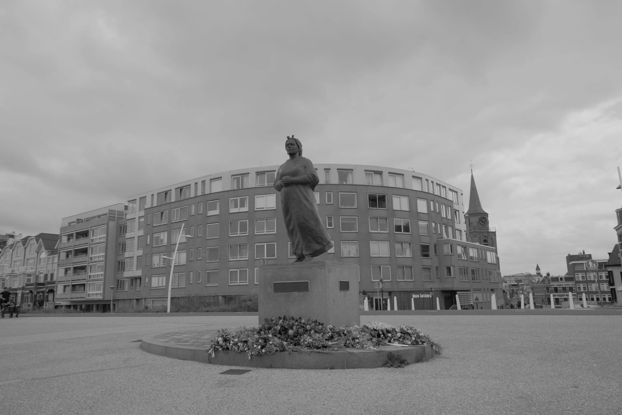 2026-07-18 - Scheveningen - Statue in the middle of an empty area.J