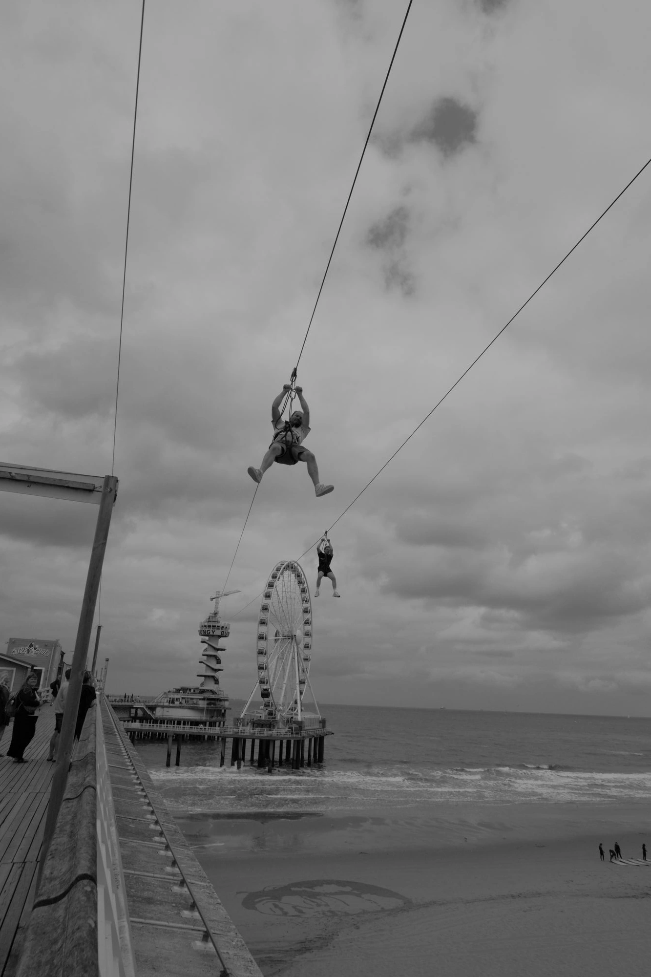 2026-07-18 - Scheveningen - People on zipline with ferris wheel and see in background.J