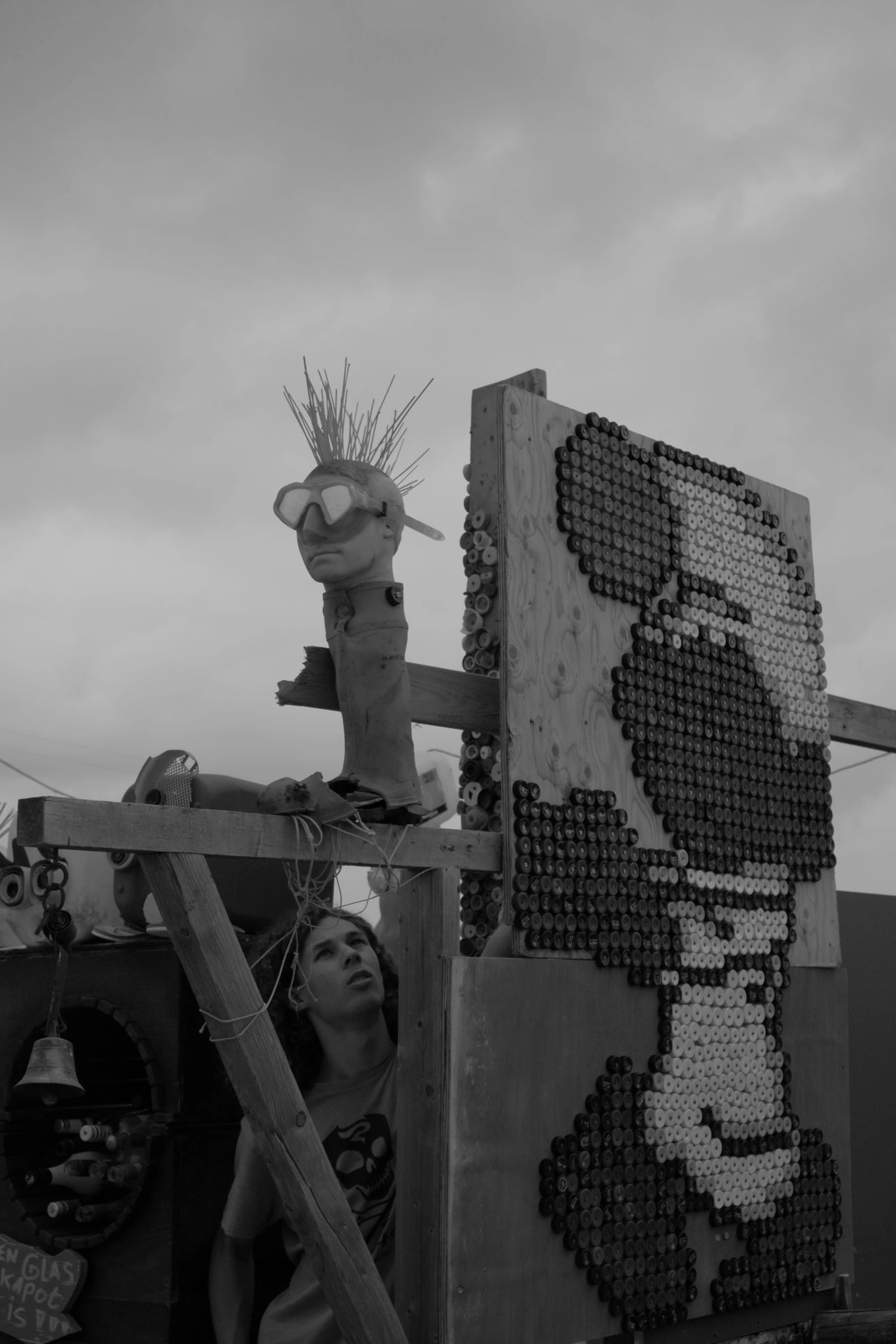2026-07-18 - Scheveningen - Person mounting sculpture of head.J