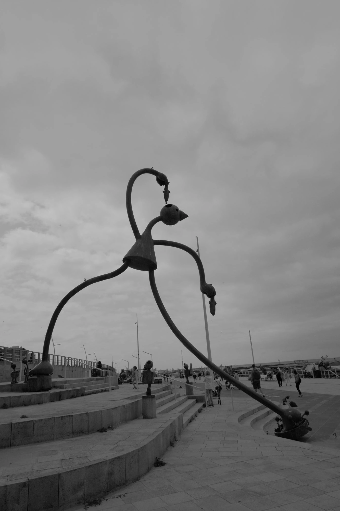 2026-07-18 - Scheveningen - Sculpture of being eating a fish.J