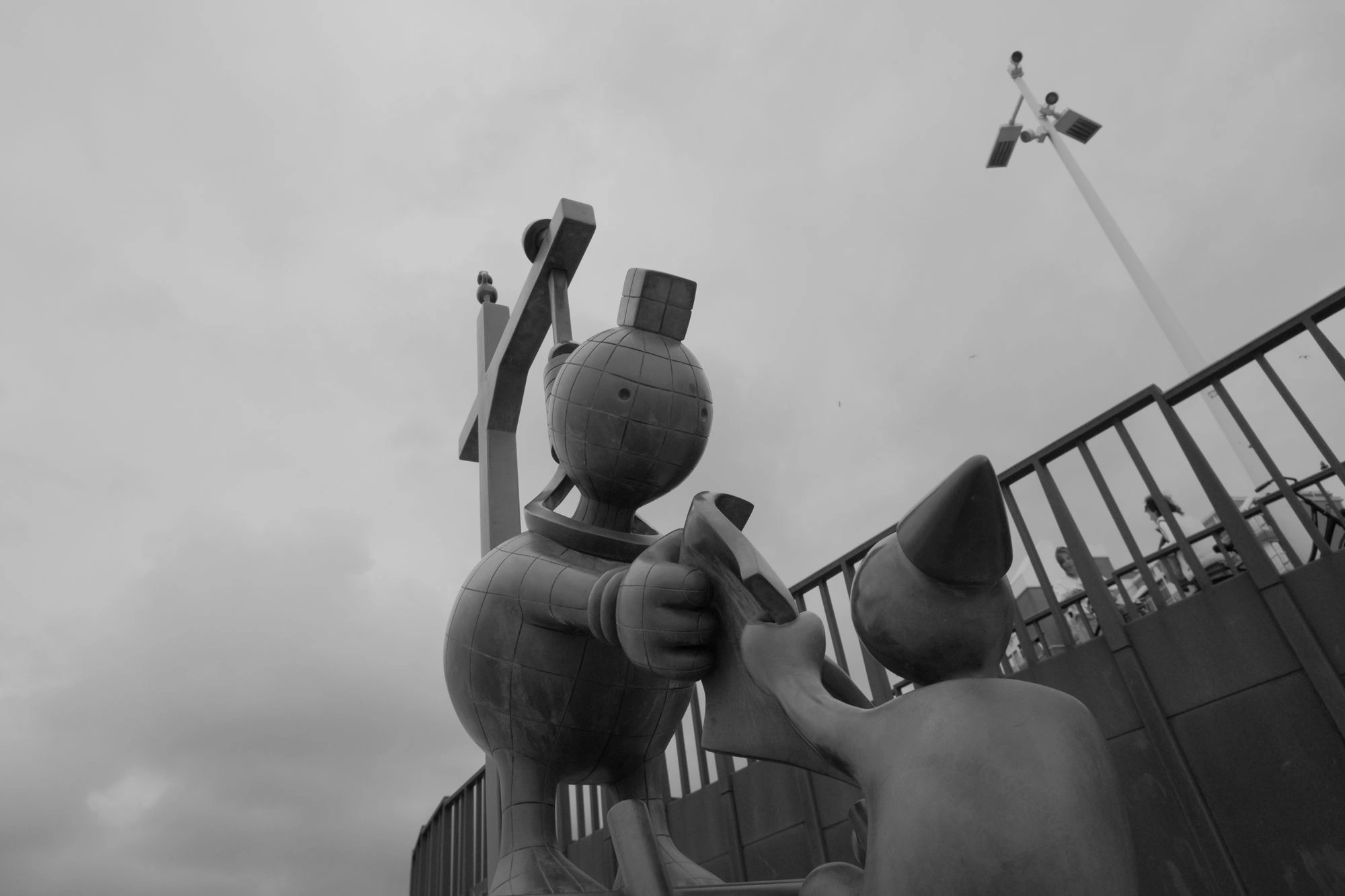 2026-07-18 - Scheveningen - Sculpture of being with noose around its neck.J