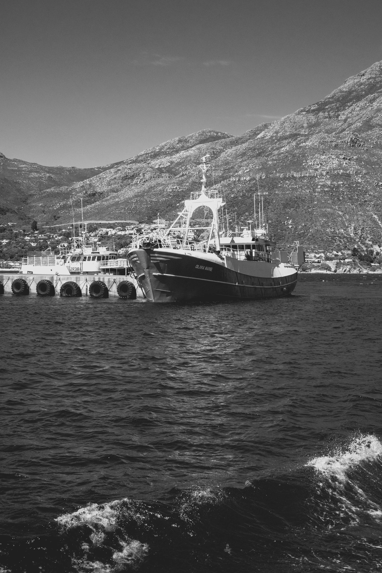 2022-02-13 - Cape Town - Boat at the harbor.j