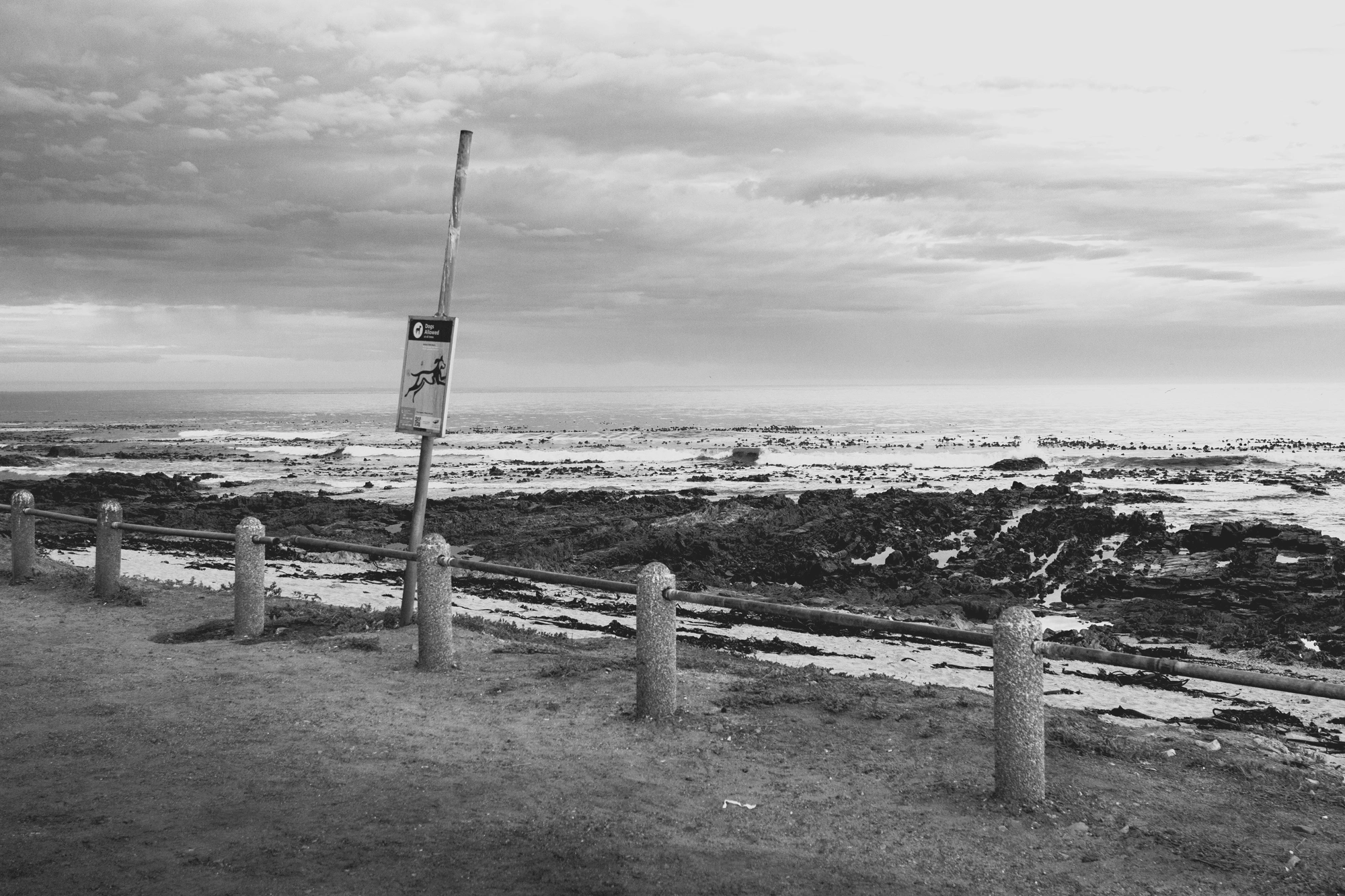 2022-02-13 - Cape Town - The ocean behind cement railings.j
