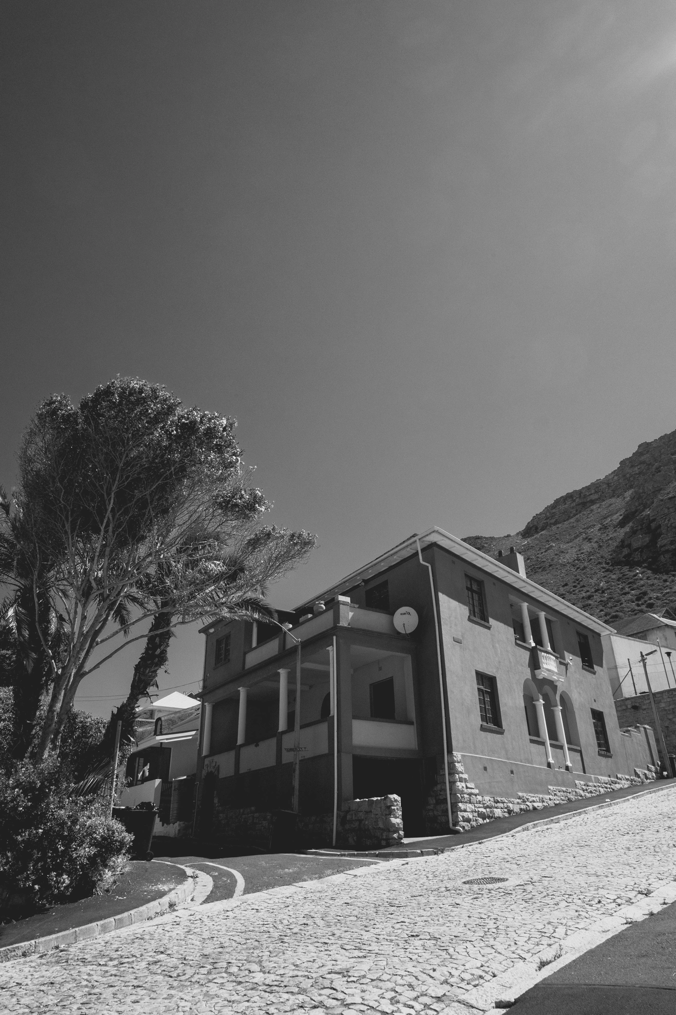 2022-02-14 - Cape Town - House in front of mountains.j