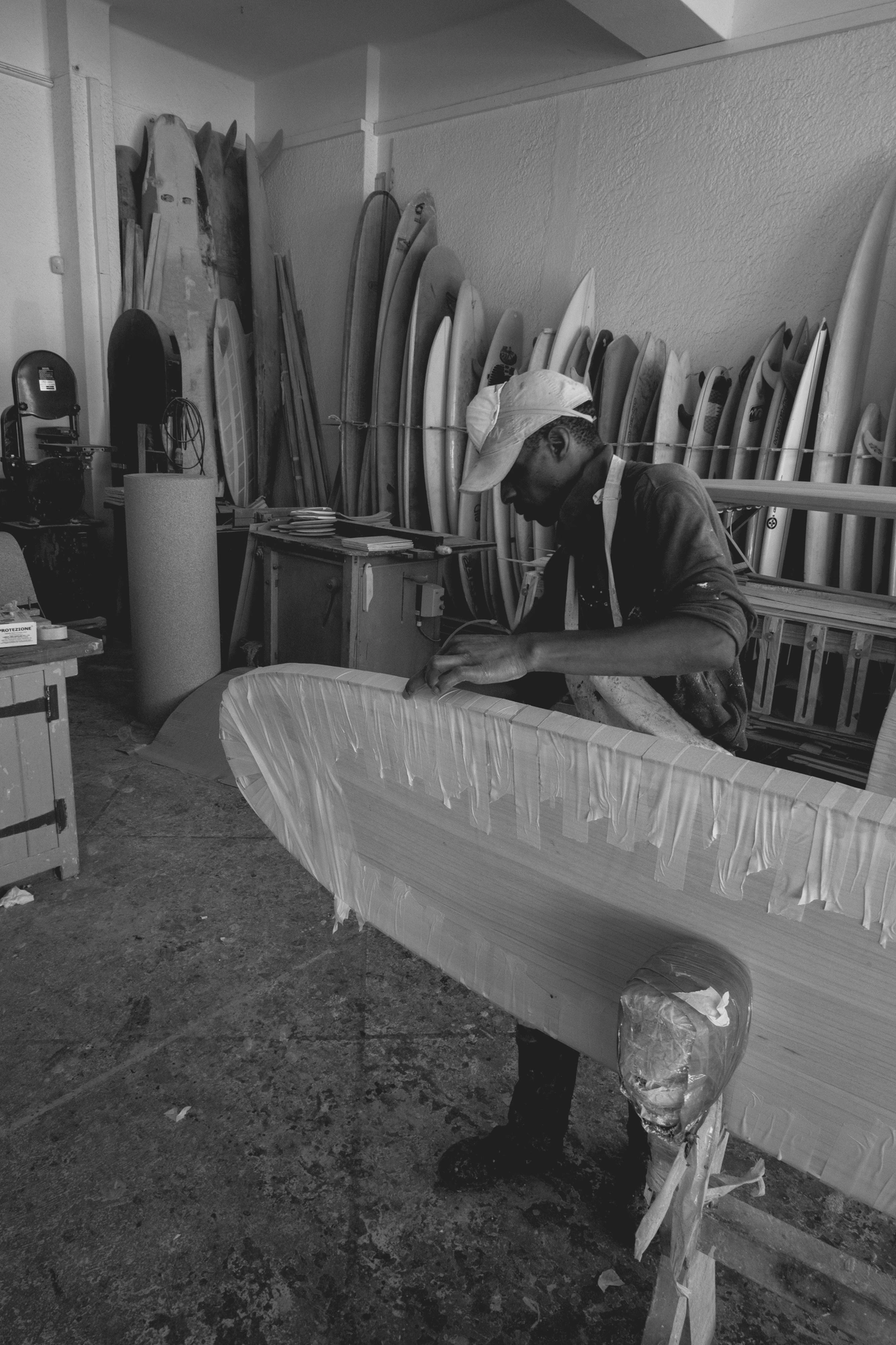 2022-02-14 - Cape Town - Man constructing surfboard.j