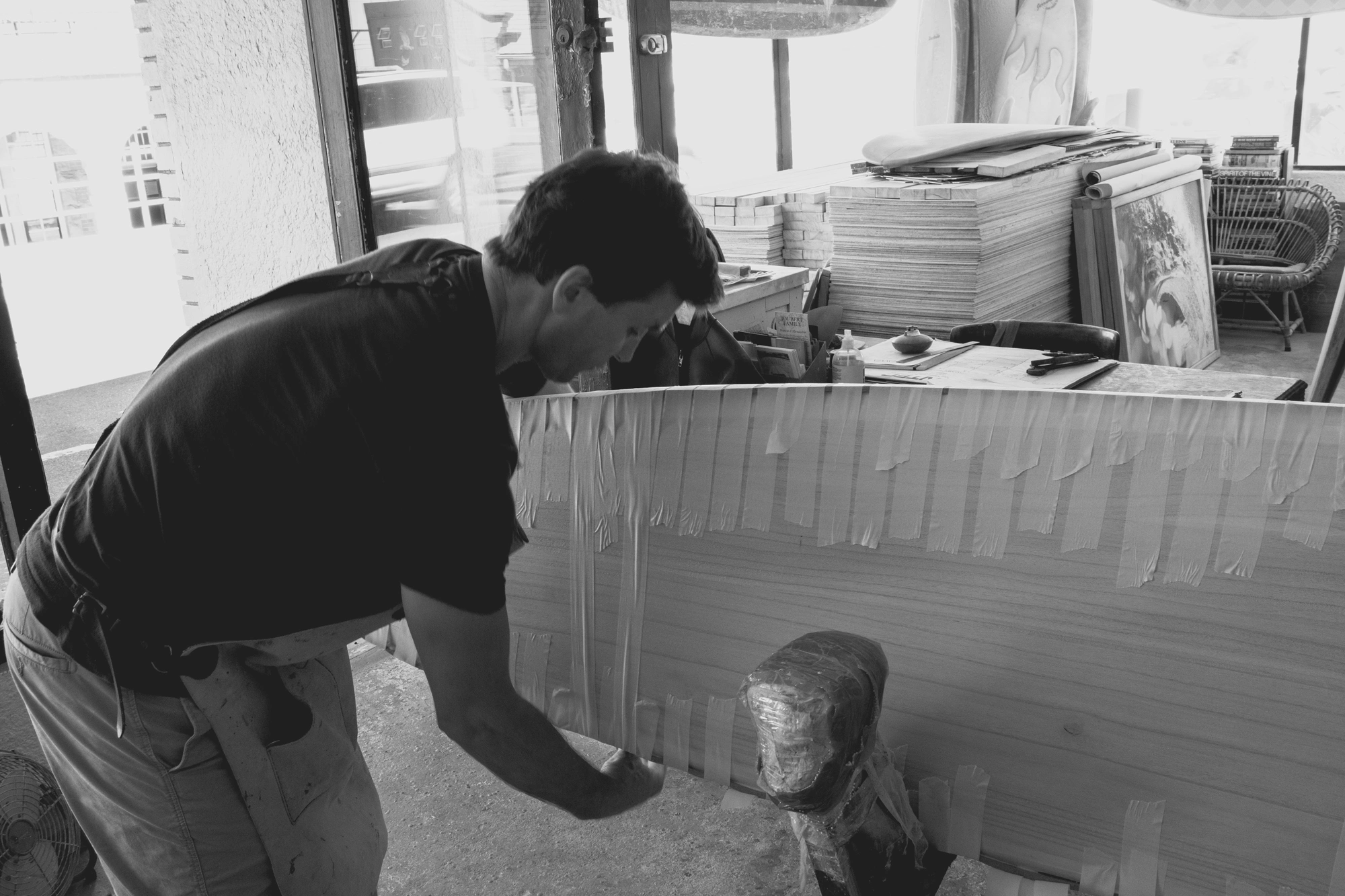 2022-02-14 - Cape Town - Man wraps surfboard in masking tape during construction.j