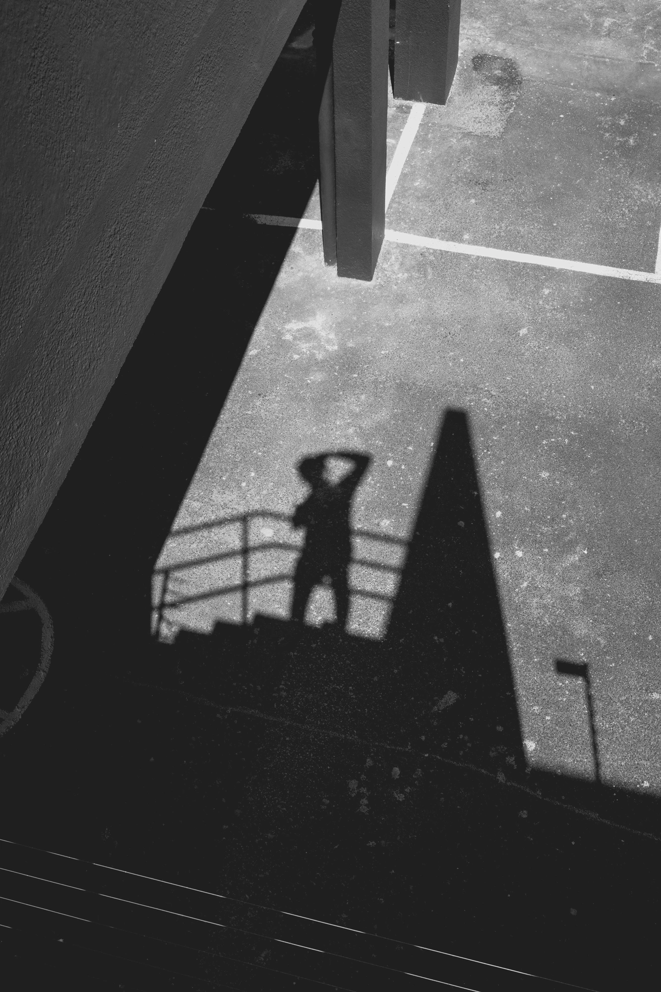 2022-02-14 - Cape Town - Shadow of photographer on the ground below.j