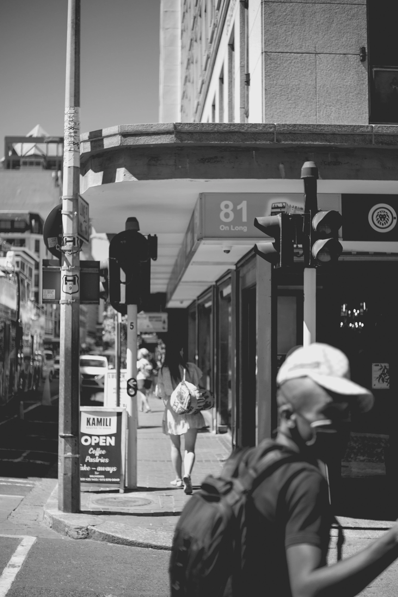 2022-02-17 - Cape Town - Man crossing road.j