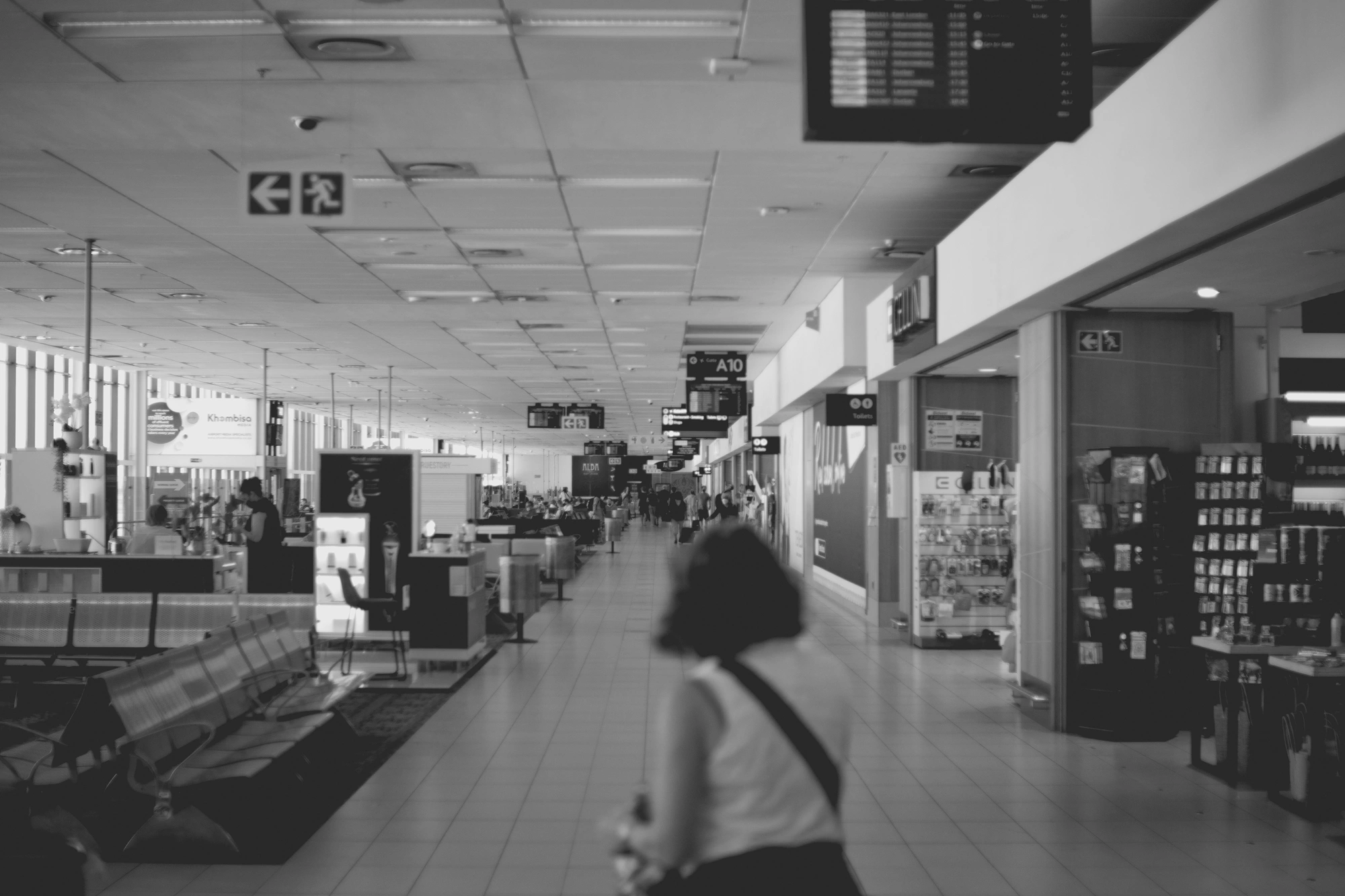 2022-02-18 - Cape Town - Out of focus person walks in airport.j